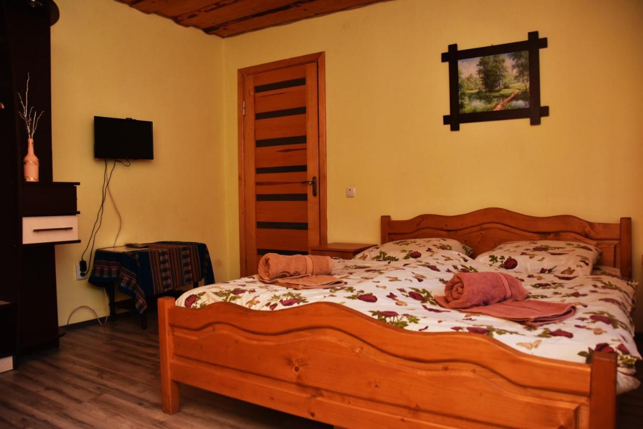 Guest House Mandrivnyi Rooms&Apartments Ясиня Екстериор снимка