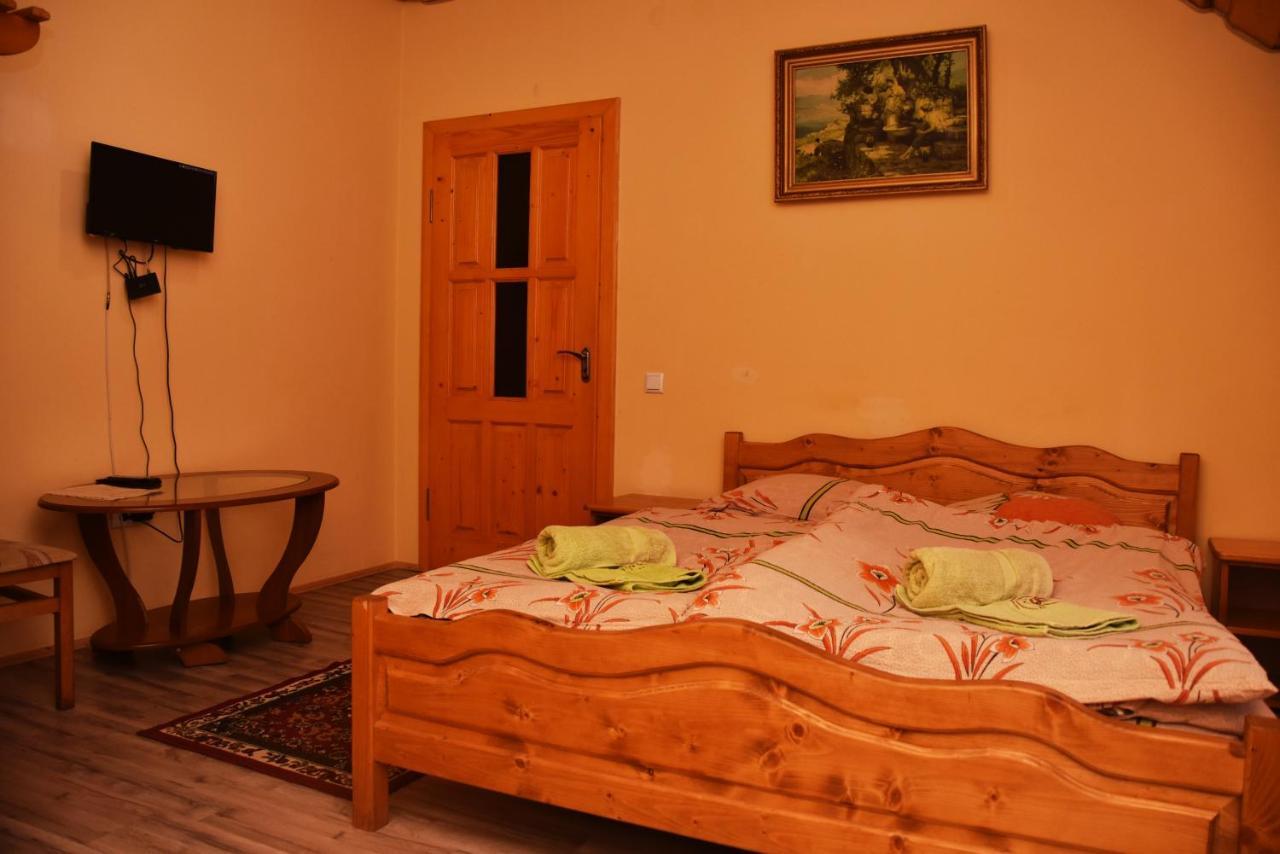 Guest House Mandrivnyi Rooms&Apartments Ясиня Екстериор снимка