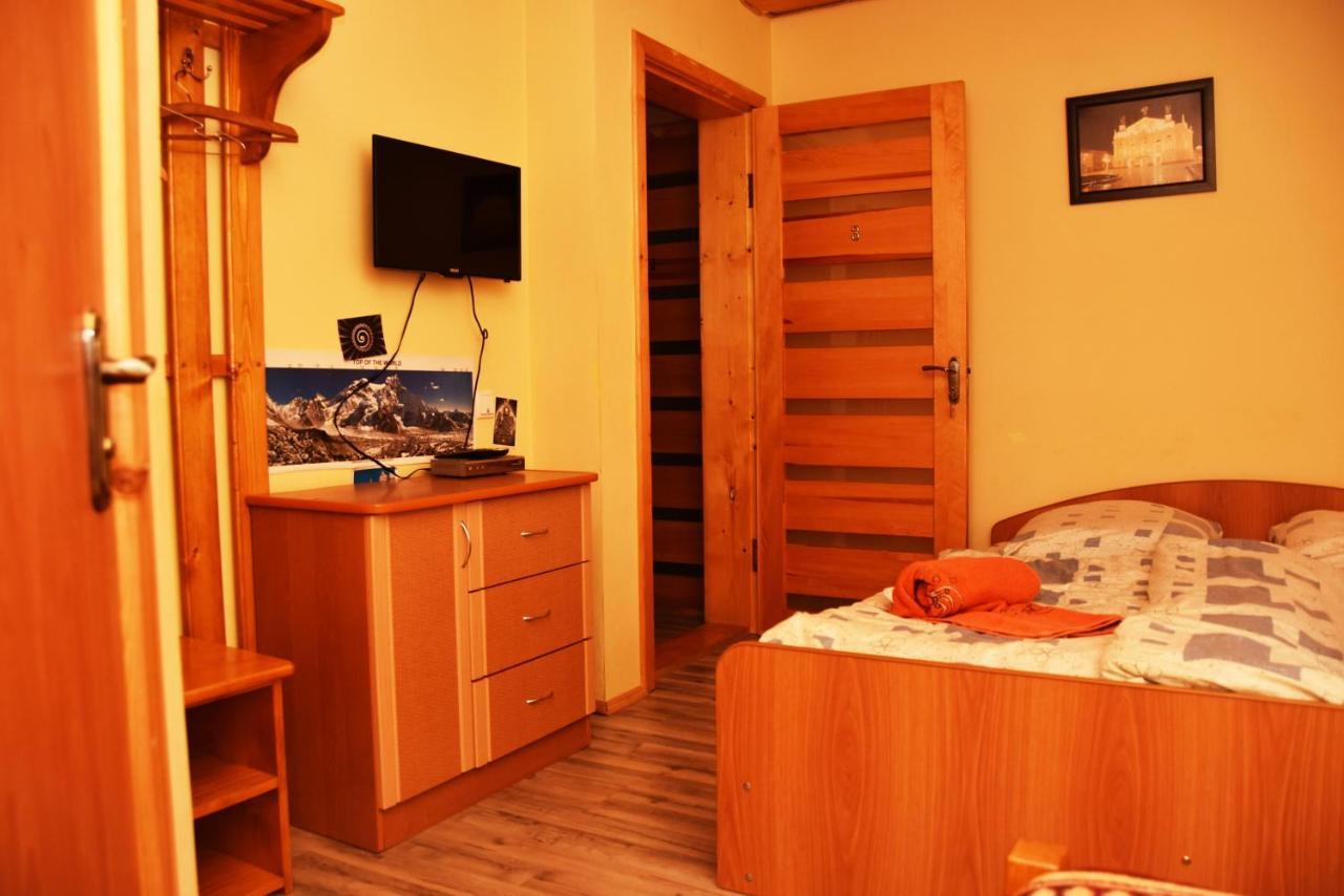 Guest House Mandrivnyi Rooms&Apartments Ясиня Екстериор снимка